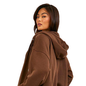 เสื้อฮู้ดดี้ผู้หญิงสีน้ำตาลเข้ม ผ้าเทอร์รี่ถัก 300 GSM ทรงโอเวอร์ไซส์ มีซิปและกระเป๋าหน้า สำหรับฤดูหนาว - Product Image 4