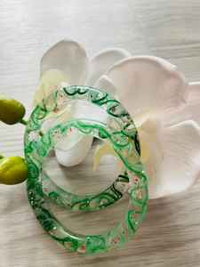 Alta demanda, diseño personalizado, brazalete de resina para mujer, modelo hecho a mano, patrón pulido para vacaciones y bodas, uso a la moda - Product Image 6