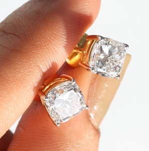 Boucles d'oreilles en or rose blanc 14 carats 1 carat diamant taille coussin cultivé en laboratoire Trendy VS Clarity pour un luxe durable pour les mariages - Product Image 1