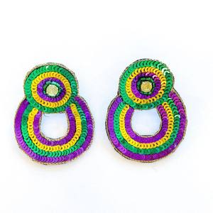 Boucles d'oreilles Huggie brodées de perles de rocaille Louisiane Mardi Gras faites à la main pour femmes filles New Orleans Classic Handmade India Design - Product Image 4