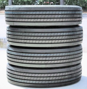 Pneus de remorque 11R24.5, longue durée de vie pour les entreprises de transport |   Pneus de camion lourds pour usage commercial |   rm852 11r24.5 - Product Image 3