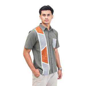 Camisa moderna de manga corta verde oliva con paneles asimétricos inspirados en Batik, acento abstracto de bolsillo en el pecho para primavera - Product Image 6