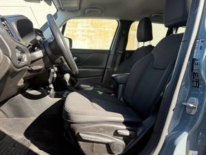 SUV Renegade Altitude 4WD 2018 d'occasion en excellent état, transmission intégrale, moteur 2.4L 180 CV, extérieur gris, prêt à rouler - Product Image 2