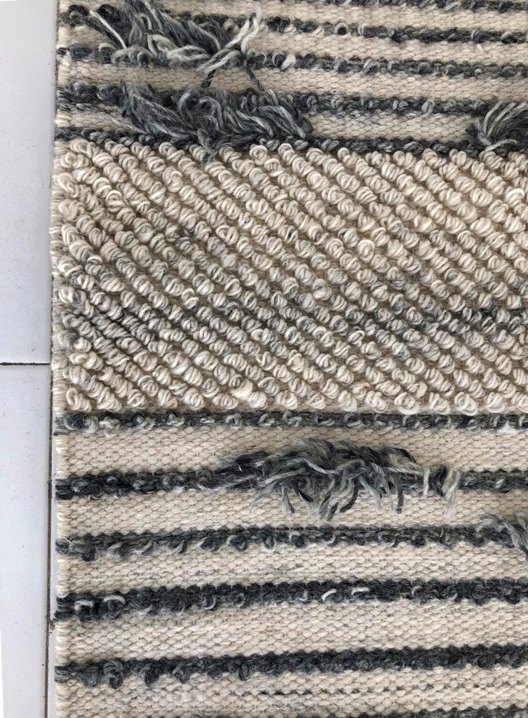 สีเทาขาว