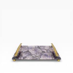 Plateau de service à vin rectangulaire en agate naturelle gris clair avec motif en cristal poli et poignées en métal doré - Product Image 3