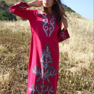 Robe maxi vintage indienne rose, style ancien, avec de magnifiques broderies de roses, en coton indien tissé à la main - Product Image 2