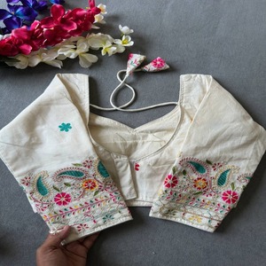 Beau coton Khadi avec fabricant de blouses brodées au point de chaîne et fournisseur de l'Inde au taux le plus bas - Product Image 1