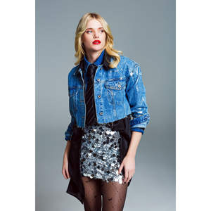 Chaqueta vaquera corta de lavado medio con dobladillo sin rematar, acabado plateado metálico y decoración de botones, estilo crop top de moda - Product Image 1