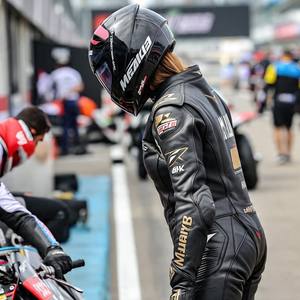 Combinaisons en cuir de moto personnalisées-Production OEM, caractéristiques de sécurité avancées, perforées pour le flux d'air, cuir souple teint au tambour - Product Image 3