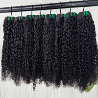 Extensiones de cabello humano rizado estilo pixie de color natural, suaves y con rizos cortos, de alta densidad para la elaboración de pelucas.