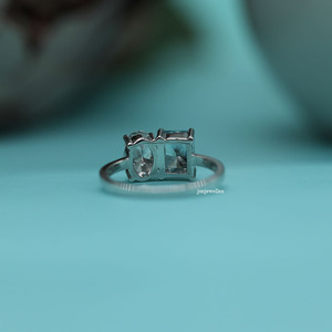 Anillo de compromiso de dos piedras de diamante cultivado en laboratorio de corte radiante de 2.5ct, lujoso anillo de compromiso de oro sólido de 10K para mujer - Product Image 3