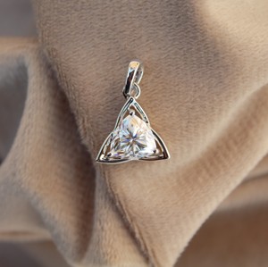 Nouvelle arrivée minimaliste 925 argent trillion coupe Moissanite pendentif vêtements quotidiens bijoux pour elle avec chaîne - Product Image 2