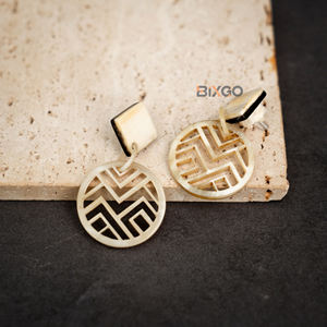 Boucles d'oreilles rondes artisanales du Vietnam avec des motifs sculptés, laque de corne blanche, nouveau Design, accessoire de mode en gros personnalisé - Product Image 3