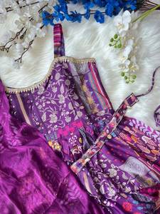 Navidad y fiesta nueva especial combinación multicolor manga menos patrón estilo Anarkali precioso vestido/conjunto de Kurti para mujer - Product Image 2