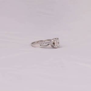 Bague de promesse et d'anniversaire pour femme Princess Twist Minimal en or blanc massif 14 carats avec diamant de laboratoire certifié IGI et sertissage pavé - Product Image 3