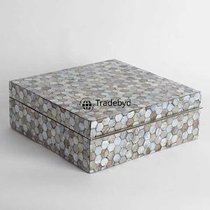 Caja con incrustaciones de madreperla para acentos eclécticos y bohemios para el hogar de Tradebyd - Product Image 1