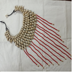 Collares de concha de cauri muy bonitos y atractivos hechos a medida con líneas de cuentas de semillas Rojas, ideales para diseñadores de joyería de moda para reventa - Product Image 1