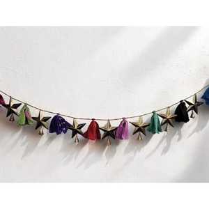 Guirlande bohème en soie de sari recyclée de 180 cm avec clochettes et étoiles pour la décoration bohème et les festivités de Diwali - Product Image 4