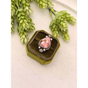 Anillo Ajustable Johnny Dixon con Elegante Incrustación de Dalia Rosa y Plata de Ley en Engaste de Bisel, Ideal para Regalo - Product Image 4