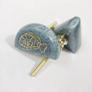 Perilla de puerta con forma de triángulo azul con adhesivo del alfabeto, manija decorativa divertida para armarios, cajones y espacios de aprendizaje para niños - Product Image 2