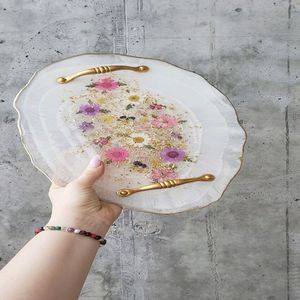 Plato moderno de resina para servir, colorido diseño hecho a mano, ideal para una elegante exhibición de cocina, decoración del hogar o acento de mesa - Product Image 2