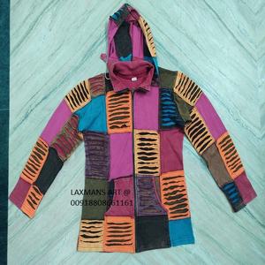 Chaquetas de invierno de algodón con cuello con capucha y cremallera diseño de retazos nepalíes de La India abrigo de invierno teñido con hilo - Product Image 4