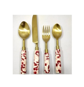 Ensemble de couverts dorés pour mariage, manche en résine, fabrication artisanale, durable, ensemble de couverts en laiton de luxe, vente directe d'usine - Product Image 1