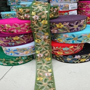 Dentelles florales brodées sur mesure fabriquées avec des broderies florales colorées utilisées par le créateur de mode - Product Image 2