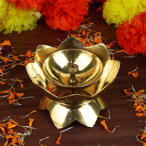 Elegancia flor de loto forma latón Akhand Diya Metal Diya tradicional indio festivo Diwali Puja Mandir decoración del hogar Diya - Product Image 3