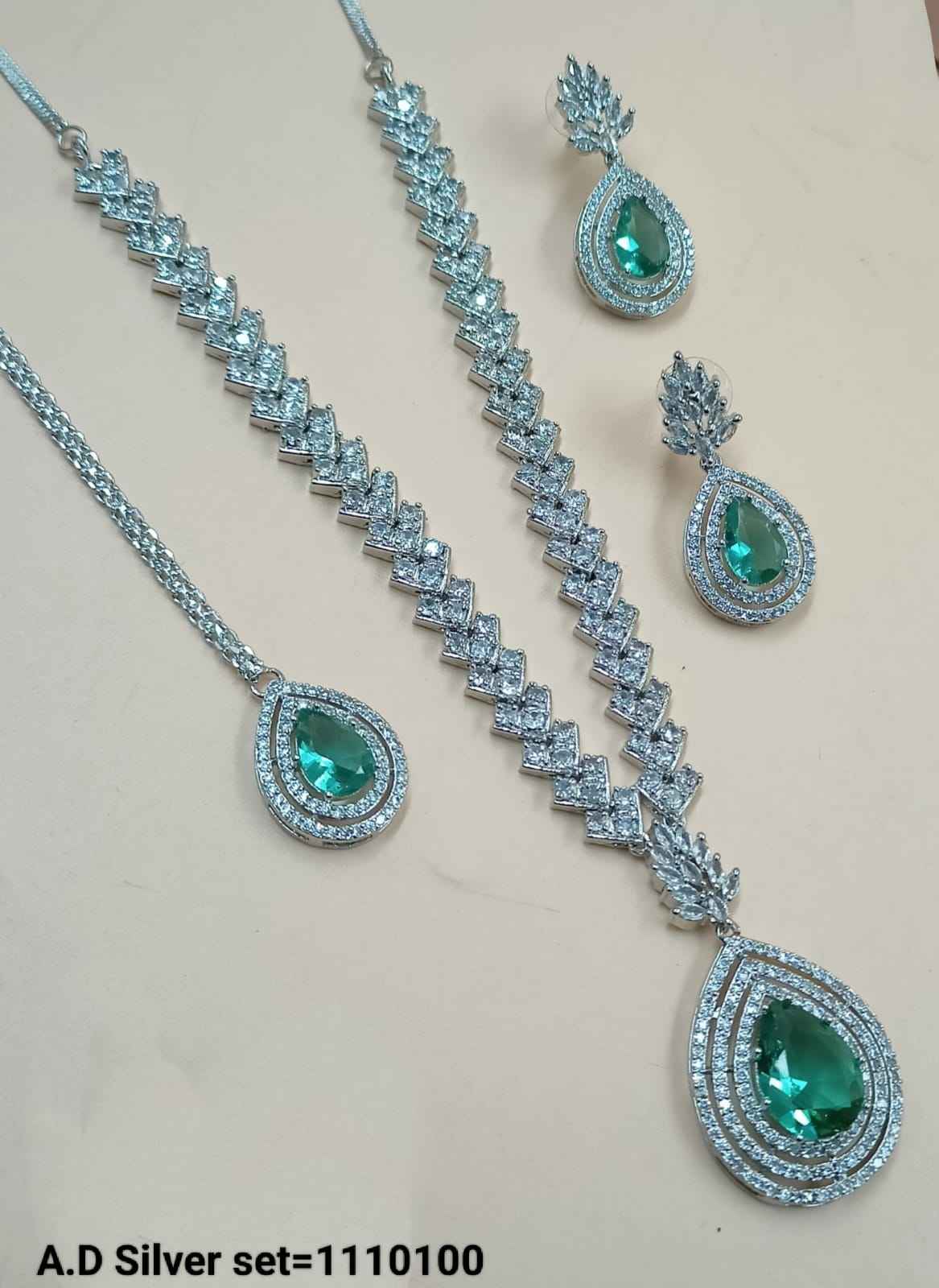 สีเขียว