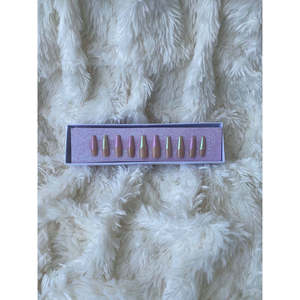 Set di Unghie Finte Lunghe a Forma di Bara con Punta Francese Iridescente Rosa e Verde T24 Stile Frenchie Iridescente - Product Image 1