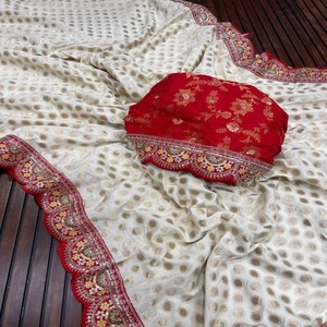 Sari en soie pure Dola lourde à pois jacquard avec un pallu riche, un jaal floral lourd brodé, des paillettes et un travail de découpe sur le chemisier - Product Image 2
