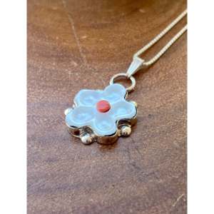Pendentif Tamara Pinto avec corail et pierres multicolores serties dans un design floral en argent sterling - Product Image 4