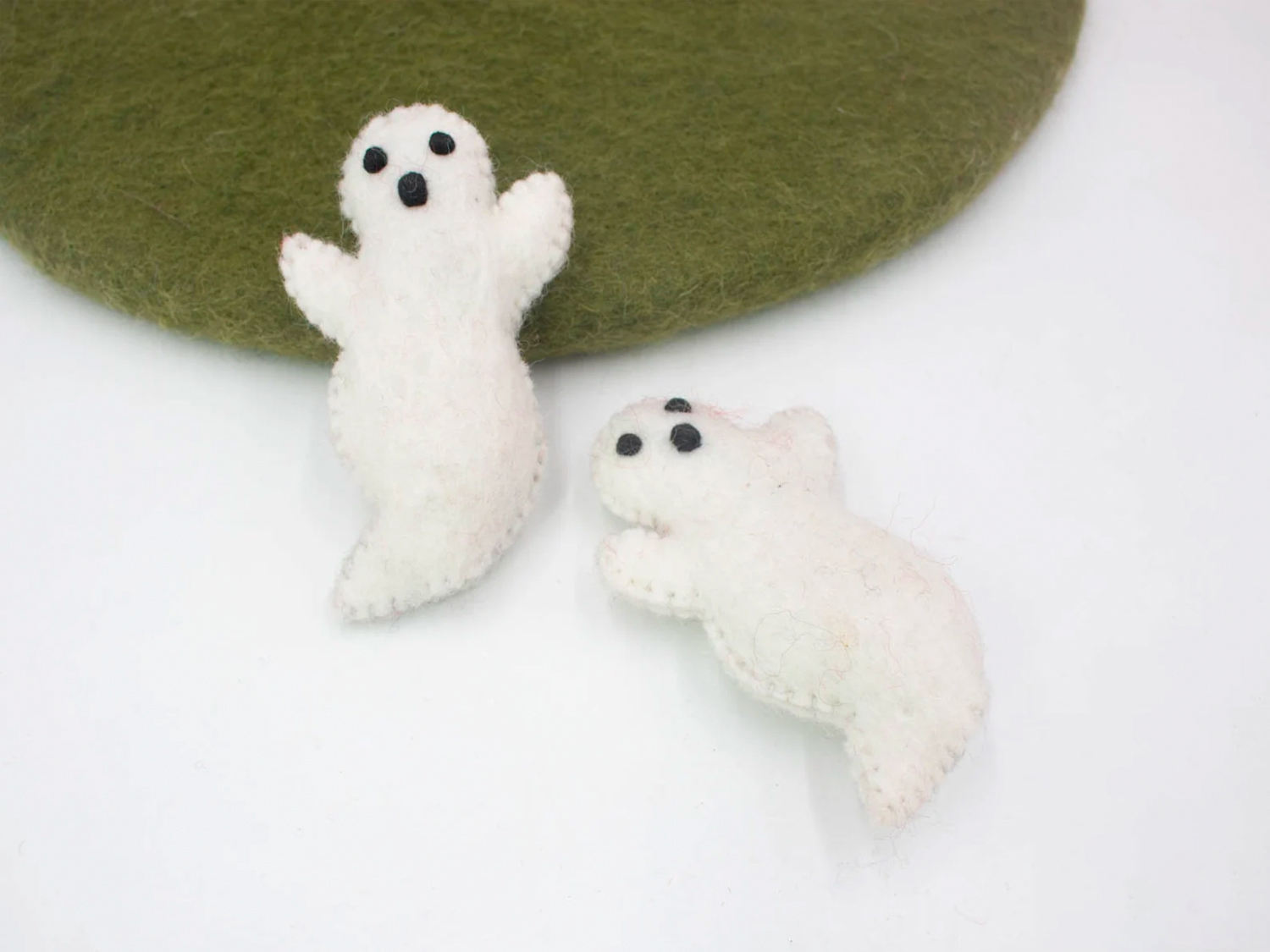 ของตกแต่งผีฮาโลวีนทำจากผ้าสักหลาดเย็บติด