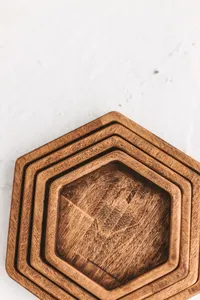 Ensemble de plateaux de service en bois hexagonal de luxe 4 pièces poignée antidérapante écologique pour thé café collations prix de gros - Product Image 3