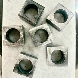 แหวนรองผ้าเช็ดปากเรซิ่นสำหรับงานปาร์ตี้ แบรนด์ส่วนตัว เหมาะสำหรับการจัดโต๊ะในงานเทศกาล พร้อมด้วยการตกแต่งที่สวยงามและวัสดุที่ทนทาน - Product Image 1