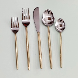 Ensemble de couverts en argent plaqué argent de conception premium du Portugal avec un design torsadé argenté et une poignée en forme d'ananas doré - Product Image 6