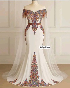 2025 @ Broderie colorée sur robe de soirée caftan blanche ornée de perles de verre en cristal, perles de pierres et travail manuel Dabka - Product Image 1