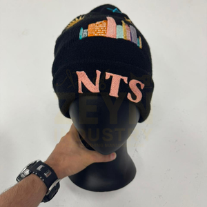 Gorro de punto de color personalizado de primera calidad, gorro de invierno acogedor con diseño tejido único, gorros de calle personalizados con logotipo bordado - Product Image 1