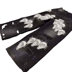 El arte clásico se une al estilo moderno con nuestro intrincado trabajo de bordado floral, que se presenta en esta pantalona vaquera premium. - Product Image 6