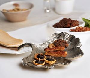 Plateau en aluminium coulé de finition antique avec bols en verre et en métal pour le service de nourriture pour les hôtels, la restauration et les fêtes - Product Image 4