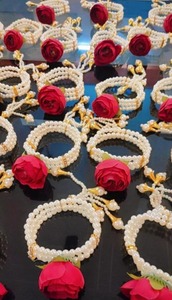 Assortiment de haute qualité de corsage de poignet rose pour femmes bracelets de perles de fleurs à la main pour cadeau spécial festival rakhi - Product Image 3