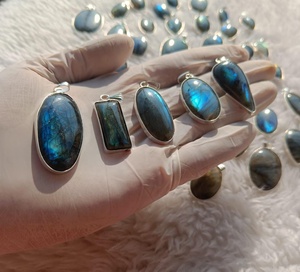 Pendentifs en labradorite flashy naturelle de haute qualité plaqué argent Pendentifs en labradorite en forme mélangée pour hommes et femmes - Product Image 4