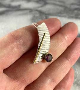 Colgante de Amatista en Plata de Ley 925 con Baño de Rodio y Oro, Engaste de Bisel Bicolor, Joyería Artesanal con Piedras Preciosas - Product Image 2