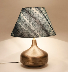 Lámpara de mesa de metal martillado en relieve de latón AK en latón con acabado antiguo para decoración de mesa/Decoración Para sala de estar - Product Image 6