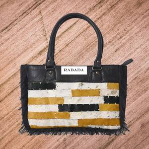 ¡Novedad de 2023! Bolsos de mano Western Weekender para mujer, piel de vaca hecha de Parte delantera azética parcheada con lona reciclada con asas de cuero - Product Image 1