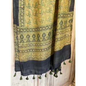 Bufanda Larga de Seda Ajrakh Tussar con Estampado a Mano, Diseño de Diseñador, Material Satinado, Multifuncional, para Verano e Invierno, Color Cúrcuma - Product Image 6