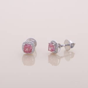 Pendientes de Oro Amarillo, Blanco y Rosa de 18K con Diamante Rosa Cultivado en Laboratorio de Corte Cojín de 1.68ct y Halo, con Cierre de Rosca - Product Image 2