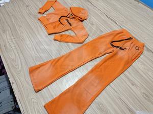 Conjunto Deportivo Unisex de Dos Piezas con Capucha y Lavado Ácido, Traje Deportivo Personalizado, Conjunto de Jogging con Pantalones Acampanados, 100% Algodón - Product Image 4