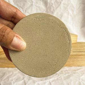 Sous-verres ronds en béton avec support, ensemble de sous-verres en ciment faits à la main, décoration de table minimaliste moderne - Product Image 3